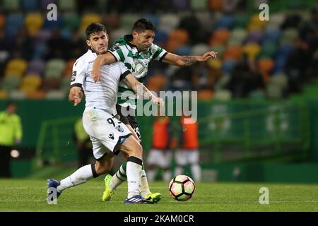 Alan Ruiz (R ), le joueur argentin de sport, combat pour le ballon avec Guillermo Celis, le milieu colombien de terrain de Vitoria Guimaraes, lors du match de football de la Ligue portugaise Sporting CP vs Vitoria Guimaraes au stade Alvadade de Lisbonne sur 5 mars 2017. (Photo par Pedro Fiúza/NurPhoto) *** Veuillez utiliser le crédit du champ de crédit *** Banque D'Images