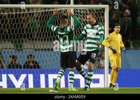 Le défenseur portugais du sport Ricardo Esgaio (L) célèbre avec l'avant hollandais de Sporting Bas Dost le but de l'avant argentin de Sporting Alan Ruiz lors du match de football de la Ligue portugaise Sporting CP vs Vitoria Guimaraes au stade Alvadade à Lisbonne sur 5 mars 2017. (Photo par Pedro Fiúza/NurPhoto) *** Veuillez utiliser le crédit du champ de crédit *** Banque D'Images