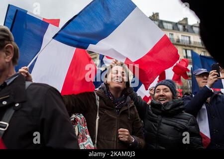 Les partisans du drapeau français se réunissent pour un rassemblement en faveur du candidat français à l'élection présidentielle pour le parti d'extrême-droite les Républicains (LR) François Fillon à la place du Trocadéro, avec la Tour Eiffel en arrière-plan, à Paris, sur 5 mars 2017. L'ancien Premier ministre espère maintenir ses espoirs électoraux en vie avec un rassemblement à Paris, mais il lutte pour reprendre l'initiative après une semaine au cours de laquelle des membres de son équipe l'ont déserté. Leurs départs ont suivi la divulgation de Fillon selon laquelle il serait accusé d'avoir donné son épouse d'origine britannique et deux de leurs enfants faux p Banque D'Images