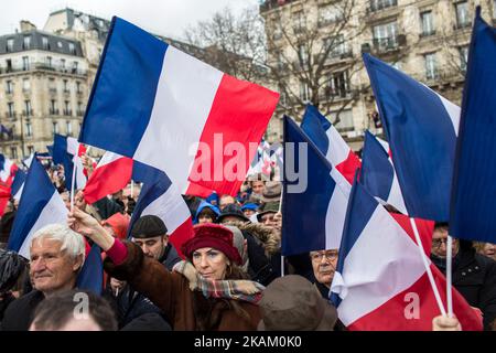 Les partisans du drapeau français se réunissent pour un rassemblement en faveur du candidat français à l'élection présidentielle pour le parti d'extrême-droite les Républicains (LR) François Fillon à la place du Trocadéro, avec la Tour Eiffel en arrière-plan, à Paris, sur 5 mars 2017. L'ancien Premier ministre espère maintenir ses espoirs électoraux en vie avec un rassemblement à Paris, mais il lutte pour reprendre l'initiative après une semaine au cours de laquelle des membres de son équipe l'ont déserté. Leurs départs ont suivi la divulgation de Fillon selon laquelle il serait accusé d'avoir donné son épouse d'origine britannique et deux de leurs enfants faux p Banque D'Images