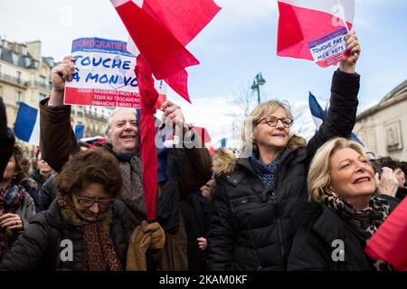 Les partisans du drapeau français se réunissent pour un rassemblement en faveur du candidat français à l'élection présidentielle pour le parti d'extrême-droite les Républicains (LR) François Fillon à la place du Trocadéro, avec la Tour Eiffel en arrière-plan, à Paris, sur 5 mars 2017. L'ancien Premier ministre espère maintenir ses espoirs électoraux en vie avec un rassemblement à Paris, mais il lutte pour reprendre l'initiative après une semaine au cours de laquelle des membres de son équipe l'ont déserté. Leurs départs ont suivi la divulgation de Fillon selon laquelle il serait accusé d'avoir donné son épouse d'origine britannique et deux de leurs enfants faux p Banque D'Images