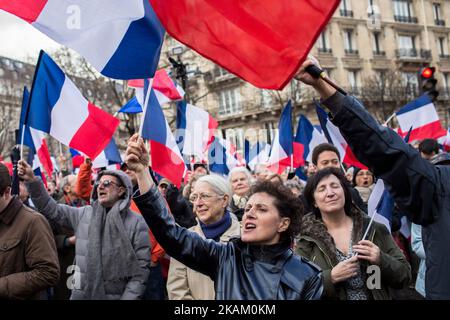 Les partisans du drapeau français se réunissent pour un rassemblement en faveur du candidat français à l'élection présidentielle pour le parti d'extrême-droite les Républicains (LR) François Fillon à la place du Trocadéro, avec la Tour Eiffel en arrière-plan, à Paris, sur 5 mars 2017. L'ancien Premier ministre espère maintenir ses espoirs électoraux en vie avec un rassemblement à Paris, mais il lutte pour reprendre l'initiative après une semaine au cours de laquelle des membres de son équipe l'ont déserté. Leurs départs ont suivi la divulgation de Fillon selon laquelle il serait accusé d'avoir donné son épouse d'origine britannique et deux de leurs enfants faux p Banque D'Images