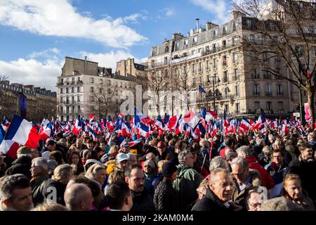 Les partisans du drapeau français se réunissent pour un rassemblement en faveur du candidat français à l'élection présidentielle pour le parti d'extrême-droite les Républicains (LR) François Fillon à la place du Trocadéro, avec la Tour Eiffel en arrière-plan, à Paris, sur 5 mars 2017. L'ancien Premier ministre espère maintenir ses espoirs électoraux en vie avec un rassemblement à Paris, mais il lutte pour reprendre l'initiative après une semaine au cours de laquelle des membres de son équipe l'ont déserté. Leurs départs ont suivi la divulgation de Fillon selon laquelle il serait accusé d'avoir donné son épouse d'origine britannique et deux de leurs enfants faux p Banque D'Images