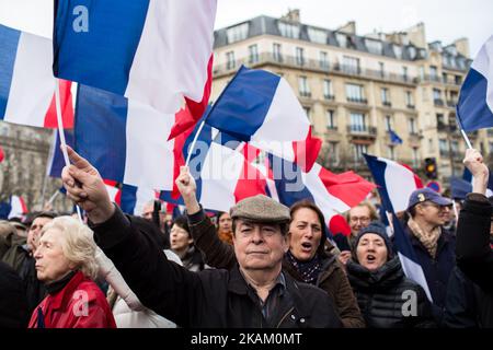 Les partisans du drapeau français se réunissent pour un rassemblement en faveur du candidat français à l'élection présidentielle pour le parti d'extrême-droite les Républicains (LR) François Fillon à la place du Trocadéro, avec la Tour Eiffel en arrière-plan, à Paris, sur 5 mars 2017. L'ancien Premier ministre espère maintenir ses espoirs électoraux en vie avec un rassemblement à Paris, mais il lutte pour reprendre l'initiative après une semaine au cours de laquelle des membres de son équipe l'ont déserté. Leurs départs ont suivi la divulgation de Fillon selon laquelle il serait accusé d'avoir donné son épouse d'origine britannique et deux de leurs enfants faux p Banque D'Images