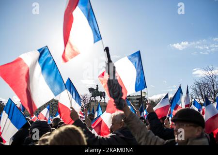 Les partisans du drapeau français se réunissent pour un rassemblement en faveur du candidat français à l'élection présidentielle pour le parti d'extrême-droite les Républicains (LR) François Fillon à la place du Trocadéro, avec la Tour Eiffel en arrière-plan, à Paris, sur 5 mars 2017. L'ancien Premier ministre espère maintenir ses espoirs électoraux en vie avec un rassemblement à Paris, mais il lutte pour reprendre l'initiative après une semaine au cours de laquelle des membres de son équipe l'ont déserté. Leurs départs ont suivi la divulgation de Fillon selon laquelle il serait accusé d'avoir donné son épouse d'origine britannique et deux de leurs enfants faux p Banque D'Images