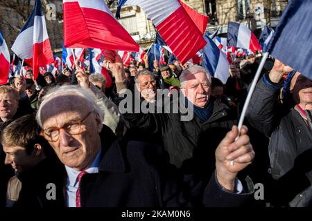 Les partisans du drapeau français se réunissent pour un rassemblement en faveur du candidat français à l'élection présidentielle pour le parti d'extrême-droite les Républicains (LR) François Fillon à la place du Trocadéro, avec la Tour Eiffel en arrière-plan, à Paris, sur 5 mars 2017. L'ancien Premier ministre espère maintenir ses espoirs électoraux en vie avec un rassemblement à Paris, mais il lutte pour reprendre l'initiative après une semaine au cours de laquelle des membres de son équipe l'ont déserté. Leurs départs ont suivi la divulgation de Fillon selon laquelle il serait accusé d'avoir donné son épouse d'origine britannique et deux de leurs enfants faux p Banque D'Images