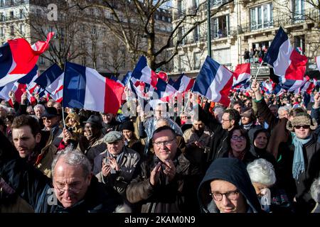 Les partisans du drapeau français se réunissent pour un rassemblement en faveur du candidat français à l'élection présidentielle pour le parti d'extrême-droite les Républicains (LR) François Fillon à la place du Trocadéro, avec la Tour Eiffel en arrière-plan, à Paris, sur 5 mars 2017. L'ancien Premier ministre espère maintenir ses espoirs électoraux en vie avec un rassemblement à Paris, mais il lutte pour reprendre l'initiative après une semaine au cours de laquelle des membres de son équipe l'ont déserté. Leurs départs ont suivi la divulgation de Fillon selon laquelle il serait accusé d'avoir donné son épouse d'origine britannique et deux de leurs enfants faux p Banque D'Images