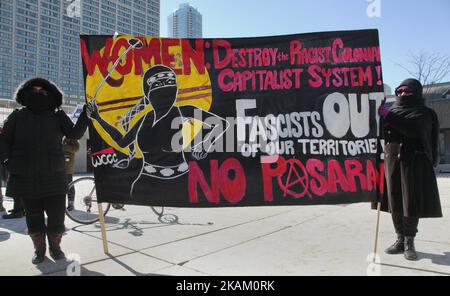 Des manifestants pro-musulmans protestent contre des groupes anti-musulmans à propos de la motion M-103 visant à combattre l'islamophobie dans le centre-ville de Toronto, Ontario, Canada, on 04 mars 2017. Les Canadiens de tout le pays ont organisé des manifestations similaires lors de manifestations pro-musulmanes et anti-musulmanes contre l'islam, les musulmans, la charia Law et M-103. Le M-103 est une motion émanant de députés libéraux, Iqra Khalid, qui demande au gouvernement de « reconnaître la nécessité d'apaiser le climat public croissant de haine et de peur » et de condamner l'islamophobie, ainsi que toutes les autres formes de « racisme et de discrimination religieuses ». (Photo Banque D'Images