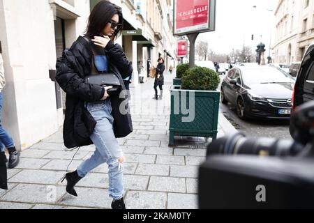 Kendall Jenner a vu quitter son hôtel à Paris, en France, sur 6 mars 2017. (Photo de Mehdi Taamallah / Nurphoto) *** Veuillez utiliser le crédit du champ de crédit *** Banque D'Images