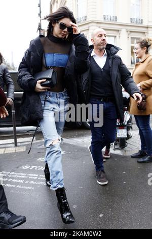 Kendall Jenner a vu quitter son hôtel à Paris, en France, sur 6 mars 2017. (Photo de Mehdi Taamallah / Nurphoto) *** Veuillez utiliser le crédit du champ de crédit *** Banque D'Images