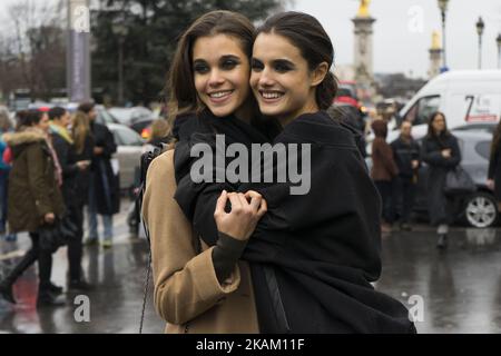 Les modèles Pauline Hoarau et Blanca Padilla sont vus dans les rues de Paris après le spectacle Elie Saab lors de la semaine de la mode de Paris vêtements pour femmes automne/hiver 2017/2018 sur 3 mars 2017 à Paris, France. (Photo de Nataliya Petrova/NurPhoto) *** Veuillez utiliser le crédit du champ de crédit *** Banque D'Images