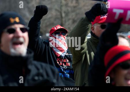 Un partisan extrémiste de l'actuel président américain est vu dans la foule lors d'un rassemblement pro-Trump à Bensalem, en Pennsylvanie, sur 4 mars 2017. De petits événements similaires ont été organisés dans tout le pays, le rassemblement organisé par People4trump dans le parc national de Neshaminy, dans la banlieue de Philadelphie, a attiré entre 250 et 500 personnes. (Photo de Bastiaan Slabbers/NurPhoto) *** Veuillez utiliser le crédit du champ de crédit *** Banque D'Images