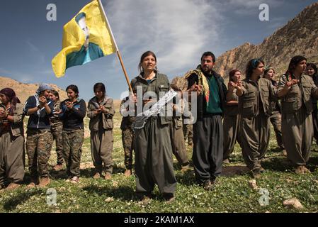 Soldats des milices kurdes de Sinjar, en Irak, célébrant l'anniversaire d'Abdullah Ocalan, un dirigeant nationaliste kurde et l'un des membres fondateurs du Parti des travailleurs du Kurdistan (PKK). Photos prises en avril 2016. (Photo de Diego Cupolo/NurPhoto) *** Veuillez utiliser le crédit du champ de crédit *** Banque D'Images