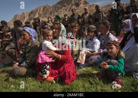 Soldats des milices kurdes de Sinjar, en Irak, célébrant l'anniversaire d'Abdullah Ocalan, un dirigeant nationaliste kurde et l'un des membres fondateurs du Parti des travailleurs du Kurdistan (PKK). Photos prises en avril 2016. (Photo de Diego Cupolo/NurPhoto) *** Veuillez utiliser le crédit du champ de crédit *** Banque D'Images