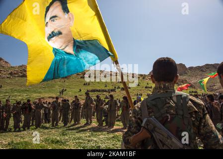 Soldats des milices kurdes de Sinjar, en Irak, célébrant l'anniversaire d'Abdullah Ocalan, un dirigeant nationaliste kurde et l'un des membres fondateurs du Parti des travailleurs du Kurdistan (PKK). Photos prises en avril 2016. (Photo de Diego Cupolo/NurPhoto) *** Veuillez utiliser le crédit du champ de crédit *** Banque D'Images