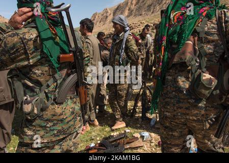 Soldats des milices kurdes de Sinjar, en Irak, célébrant l'anniversaire d'Abdullah Ocalan, un dirigeant nationaliste kurde et l'un des membres fondateurs du Parti des travailleurs du Kurdistan (PKK). Photos prises en avril 2016. (Photo de Diego Cupolo/NurPhoto) *** Veuillez utiliser le crédit du champ de crédit *** Banque D'Images