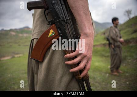 Soldats des milices kurdes de Sinjar, en Irak, célébrant l'anniversaire d'Abdullah Ocalan, un dirigeant nationaliste kurde et l'un des membres fondateurs du Parti des travailleurs du Kurdistan (PKK). Photos prises en avril 2016. (Photo de Diego Cupolo/NurPhoto) *** Veuillez utiliser le crédit du champ de crédit *** Banque D'Images