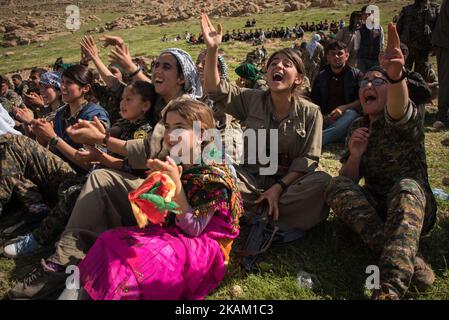 Soldats des milices kurdes de Sinjar, en Irak, célébrant l'anniversaire d'Abdullah Ocalan, un dirigeant nationaliste kurde et l'un des membres fondateurs du Parti des travailleurs du Kurdistan (PKK). Photos prises en avril 2016. (Photo de Diego Cupolo/NurPhoto) *** Veuillez utiliser le crédit du champ de crédit *** Banque D'Images