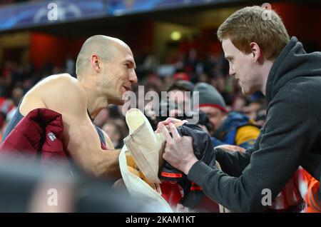 Arjen Robben, du FC Bayern Munich, remet sa chemise à un Fan lors de l'UEFA Champions League - Round 16 - 2nd Leg Match entre Arsenal et Bayern Munich aux Emirats , Londres 07 Mar 2017 (photo de Kieran Galvin/NurPhoto) *** Veuillez utiliser le crédit du champ de crédit *** Banque D'Images