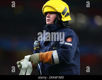 Pompier lors de la Ligue des champions de l'UEFA - Round 16 - match de 2nd jambes entre Arsenal et Bayern Munich aux Emirats , Londres 07 Mar 2017 (photo de Kieran Galvin/NurPhoto) *** Veuillez utiliser le crédit du champ de crédit *** Banque D'Images