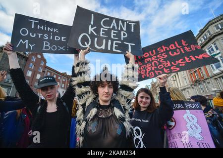 Des centaines de personnes, principalement membres de la campagne Strike 4 Abrogation, se sont rassemblées sur le pont O'Connel dans le centre de Dublin, puis ont pris les rues de Dublin pour protester devant un certain nombre de départements gouvernementaux, pour obtenir un référendum sur l'abrogation du huitième amendement. L'amendement à la Constitution de 1937, qui a été inséré dans un référendum en 1983, affirme que le droit à la vie d'un enfant à naître est égal à celui de sa mère. Mercredi, 08 mars 2017, à Dublin, Irlande. (Photo par Artur Widak/NurPhoto) *** Veuillez utiliser le crédit du champ de crédit *** Banque D'Images