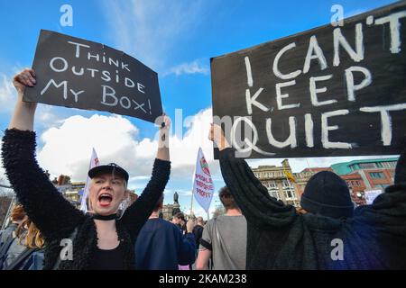 Des centaines de personnes, principalement membres de la campagne Strike 4 Abrogation, se sont rassemblées sur le pont O'Connel dans le centre de Dublin, puis ont pris les rues de Dublin pour protester devant un certain nombre de départements gouvernementaux, pour obtenir un référendum sur l'abrogation du huitième amendement. L'amendement à la Constitution de 1937, qui a été inséré dans un référendum en 1983, affirme que le droit à la vie d'un enfant à naître est égal à celui de sa mère. Mercredi, 08 mars 2017, à Dublin, Irlande. (Photo par Artur Widak/NurPhoto) *** Veuillez utiliser le crédit du champ de crédit *** Banque D'Images