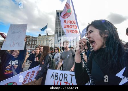 Des centaines de personnes, principalement membres de la campagne Strike 4 Abrogation, se sont rassemblées sur le pont O'Connel dans le centre de Dublin, puis ont pris les rues de Dublin pour protester devant un certain nombre de départements gouvernementaux, pour obtenir un référendum sur l'abrogation du huitième amendement. L'amendement à la Constitution de 1937, qui a été inséré dans un référendum en 1983, affirme que le droit à la vie d'un enfant à naître est égal à celui de sa mère. Mercredi, 08 mars 2017, à Dublin, Irlande. (Photo par Artur Widak/NurPhoto) *** Veuillez utiliser le crédit du champ de crédit *** Banque D'Images