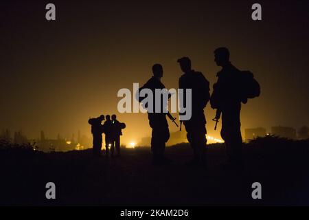 BINYAMINA, ISRAËL - 08 MARS 2017 : des soldats du corps d'artillerie font une halte afin de se joindre aux autres groupes participant à une marche de baret à la fin de leur entraînement militaire de base, à 08 mars 2017, près de la ville nord de Binyamina, en Israël. Environ 600 soldats ont participé à la marche des environs de 25km, qui a duré de minuit jusqu'aux heures du matin. (Photo de Corinna Kern/NurPhoto) *** Veuillez utiliser le crédit du champ de crédit *** Banque D'Images