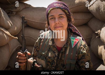 De jeunes soldats avec des milices kurdes comme les unités de résistance Sinjar (YBS) et les unités de protection du peuple (YPG) détiennent la ligne de front contre l'EI dans un village au sud de la montagne Sinjar. Photo prise 5 avril 2016 à Majnuniyah, Irak. (Photo de Diego Cupolo/NurPhoto) *** Veuillez utiliser le crédit du champ de crédit *** Banque D'Images