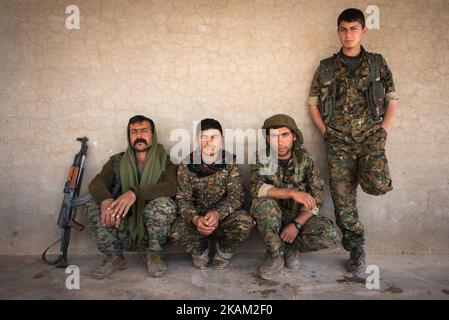 De jeunes soldats avec des milices kurdes comme les unités de résistance Sinjar (YBS) et les unités de protection du peuple (YPG) détiennent la ligne de front contre l'EI dans un village au sud de la montagne Sinjar. Photo prise 5 avril 2016 à Majnuniyah, Irak. (Photo de Diego Cupolo/NurPhoto) *** Veuillez utiliser le crédit du champ de crédit *** Banque D'Images