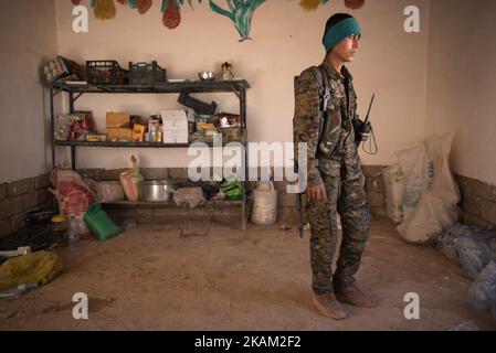 De jeunes soldats avec des milices kurdes comme les unités de résistance Sinjar (YBS) et les unités de protection du peuple (YPG) détiennent la ligne de front contre l'EI dans un village au sud de la montagne Sinjar. Photo prise 5 avril 2016 à Majnuniyah, Irak. (Photo de Diego Cupolo/NurPhoto) *** Veuillez utiliser le crédit du champ de crédit *** Banque D'Images