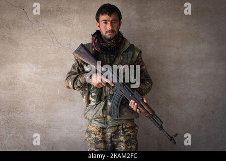 De jeunes soldats avec des milices kurdes comme les unités de résistance Sinjar (YBS) et les unités de protection du peuple (YPG) détiennent la ligne de front contre l'EI dans un village au sud de la montagne Sinjar. Photo prise 5 avril 2016 à Majnuniyah, Irak. (Photo de Diego Cupolo/NurPhoto) *** Veuillez utiliser le crédit du champ de crédit *** Banque D'Images