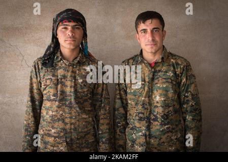 De jeunes soldats avec des milices kurdes comme les unités de résistance Sinjar (YBS) et les unités de protection du peuple (YPG) détiennent la ligne de front contre l'EI dans un village au sud de la montagne Sinjar. Photo prise 5 avril 2016 à Majnuniyah, Irak. (Photo de Diego Cupolo/NurPhoto) *** Veuillez utiliser le crédit du champ de crédit *** Banque D'Images