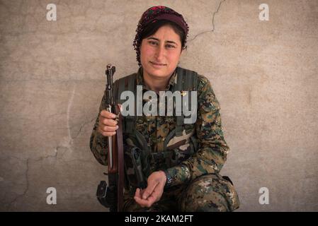 De jeunes soldats avec des milices kurdes comme les unités de résistance Sinjar (YBS) et les unités de protection du peuple (YPG) détiennent la ligne de front contre l'EI dans un village au sud de la montagne Sinjar. Photo prise 5 avril 2016 à Majnuniyah, Irak. (Photo de Diego Cupolo/NurPhoto) *** Veuillez utiliser le crédit du champ de crédit *** Banque D'Images