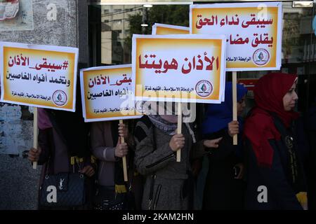 Les partisans palestiniens du mouvement du Jihad islamique brandissent des banderoles pour protester contre l'approbation par Israël de la loi proposée sur l'interdiction de l'Azan (appel à la prière) dans les mosquées de Jérusalem occupée, dans la ville de Gaza, à 9 mars 2017. (Photo de Majdi Fathi/NurPhoto) *** Veuillez utiliser le crédit du champ de crédit *** Banque D'Images