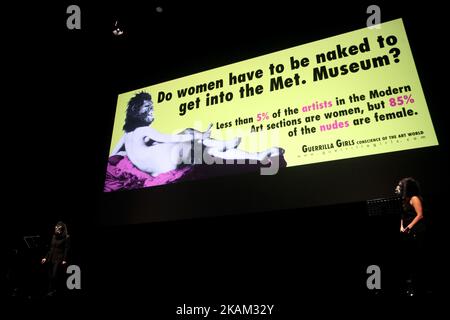 Les guérilleros apparaissent au Centre culturel d'Onassis (OCC) à Athènes, Grèce, 9 mars 2017. Guerrilla Girls est un groupe anonyme d'artistes féministes radicaux, féminins qui ont mis sur des masques gorilles pour s'attaquer au sexisme, au racisme et à la corruption dans la politique, l'art et la culture pop. Le groupe s'est formé à New York en 1985 avec pour mission de mettre l'accent sur les inégalités entre les sexes et les races au sein de la communauté artistique élargie. (Photo de Giorgos Georgiou/NurPhoto) *** Veuillez utiliser le crédit du champ de crédit *** Banque D'Images