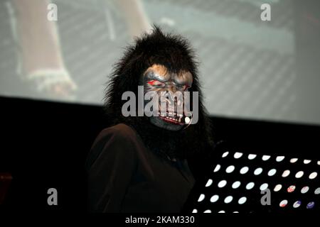 Les guérilleros apparaissent au Centre culturel d'Onassis (OCC) à Athènes, Grèce, 9 mars 2017. Guerrilla Girls est un groupe anonyme d'artistes féministes radicaux, féminins qui ont mis sur des masques gorilles pour s'attaquer au sexisme, au racisme et à la corruption dans la politique, l'art et la culture pop. Le groupe s'est formé à New York en 1985 avec pour mission de mettre l'accent sur les inégalités entre les sexes et les races au sein de la communauté artistique élargie. (Photo de Giorgos Georgiou/NurPhoto) *** Veuillez utiliser le crédit du champ de crédit *** Banque D'Images