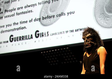 Les guérilleros apparaissent au Centre culturel d'Onassis (OCC) à Athènes, Grèce, 9 mars 2017. Guerrilla Girls est un groupe anonyme d'artistes féministes radicaux, féminins qui ont mis sur des masques gorilles pour s'attaquer au sexisme, au racisme et à la corruption dans la politique, l'art et la culture pop. Le groupe s'est formé à New York en 1985 avec pour mission de mettre l'accent sur les inégalités entre les sexes et les races au sein de la communauté artistique élargie. (Photo de Giorgos Georgiou/NurPhoto) *** Veuillez utiliser le crédit du champ de crédit *** Banque D'Images