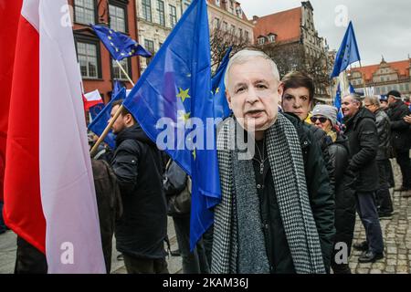 Des manifestants portant des masques Jaroslaw Kaczynski et PM Beata Szydlo avec des drapeaux polonais et de l'Union européenne sont vus le 11 mars 2017 à Gdansk, en Pologne des gens prennent part à la manifestation en faveur de Donald Tusk, Élu pour la deuxième fois Président du Conseil européen et contre le droit et la justice (PiS) gouvernement du parti au pouvoir, de l'avis des manifestants en direction de la sortie de l'Union européenne (photo de Michal Fludra/NurPhoto) *** Veuillez utiliser le crédit du champ de crédit *** Banque D'Images