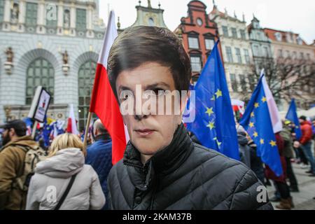 Des manifestants portant des masques Jaroslaw Kaczynski et PM Beata Szydlo avec des drapeaux polonais et de l'Union européenne sont vus le 11 mars 2017 à Gdansk, en Pologne des gens prennent part à la manifestation en faveur de Donald Tusk, Élu pour la deuxième fois Président du Conseil européen et contre le droit et la justice (PiS) gouvernement du parti au pouvoir, de l'avis des manifestants en direction de la sortie de l'Union européenne (photo de Michal Fludra/NurPhoto) *** Veuillez utiliser le crédit du champ de crédit *** Banque D'Images