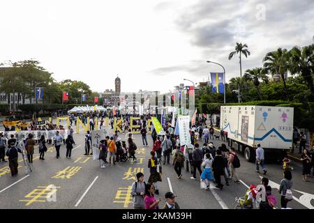 Des milliers de citoyens taïwanais et de groupes autochtones de l'île Orchid sont descendus dans les rues de Taipei le samedi 11 mars 2017 pour protester contre un rassemblement contre l'énergie nucléaire demandant la fermeture de centrales nucléaires et l'élimination des déchets radioactifs stockés sur le Orchid Island. Le ministère des Affaires économiques a annoncé dans un communiqué de presse ce samedi 11 mars un plan de deux ans et quatre ans pour stimuler l'énergie photovoltaïque et éolienne et la planification être nucléaire libre d'ici 2025. (Photo de Jose Lopes Amaral/NurPhoto) *** Veuillez utiliser le crédit du champ de crédit *** Banque D'Images