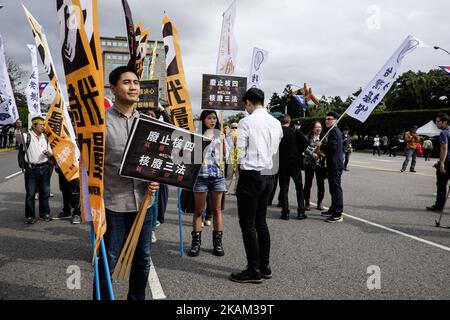 Des milliers de citoyens taïwanais et de groupes autochtones de l'île Orchid sont descendus dans les rues de Taipei le samedi 11 mars 2017 pour protester contre un rassemblement contre l'énergie nucléaire demandant la fermeture de centrales nucléaires et l'élimination des déchets radioactifs stockés sur le Orchid Island. Le ministère des Affaires économiques a annoncé dans un communiqué de presse ce samedi 11 mars un plan de deux ans et quatre ans pour stimuler l'énergie photovoltaïque et éolienne et la planification être nucléaire libre d'ici 2025. (Photo de Jose Lopes Amaral/NurPhoto) *** Veuillez utiliser le crédit du champ de crédit *** Banque D'Images