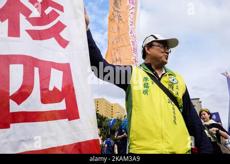 Des milliers de citoyens taïwanais et de groupes autochtones de l'île Orchid sont descendus dans les rues de Taipei le samedi 11 mars 2017 pour protester contre un rassemblement contre l'énergie nucléaire demandant la fermeture de centrales nucléaires et l'élimination des déchets radioactifs stockés sur le Orchid Island. Le ministère des Affaires économiques a annoncé dans un communiqué de presse ce samedi 11 mars un plan de deux ans et quatre ans pour stimuler l'énergie photovoltaïque et éolienne et la planification être nucléaire libre d'ici 2025. (Photo de Jose Lopes Amaral/NurPhoto) *** Veuillez utiliser le crédit du champ de crédit *** Banque D'Images