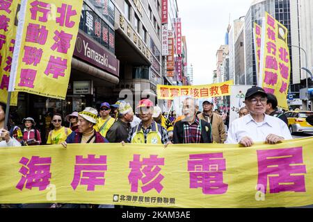 Des milliers de citoyens taïwanais et de groupes autochtones de l'île Orchid sont descendus dans les rues de Taipei le samedi 11 mars 2017 pour protester contre un rassemblement contre l'énergie nucléaire demandant la fermeture de centrales nucléaires et l'élimination des déchets radioactifs stockés sur le Orchid Island. Le ministère des Affaires économiques a annoncé dans un communiqué de presse ce samedi 11 mars un plan de deux ans et quatre ans pour stimuler l'énergie photovoltaïque et éolienne et la planification être nucléaire libre d'ici 2025. (Photo de Jose Lopes Amaral/NurPhoto) *** Veuillez utiliser le crédit du champ de crédit *** Banque D'Images