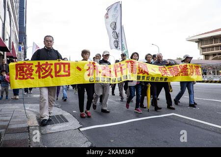 Des milliers de citoyens taïwanais et de groupes autochtones de l'île Orchid sont descendus dans les rues de Taipei le samedi 11 mars 2017 pour protester contre un rassemblement contre l'énergie nucléaire demandant la fermeture de centrales nucléaires et l'élimination des déchets radioactifs stockés sur le Orchid Island. Le ministère des Affaires économiques a annoncé dans un communiqué de presse ce samedi 11 mars un plan de deux ans et quatre ans pour stimuler l'énergie photovoltaïque et éolienne et la planification être nucléaire libre d'ici 2025. (Photo de Jose Lopes Amaral/NurPhoto) *** Veuillez utiliser le crédit du champ de crédit *** Banque D'Images