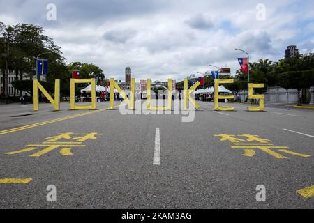 Des milliers de citoyens taïwanais et de groupes autochtones de l'île Orchid sont descendus dans les rues de Taipei le samedi 11 mars 2017 pour protester contre un rassemblement contre l'énergie nucléaire demandant la fermeture de centrales nucléaires et l'élimination des déchets radioactifs stockés sur le Orchid Island. Le ministère des Affaires économiques a annoncé dans un communiqué de presse ce samedi 11 mars un plan de deux ans et quatre ans pour stimuler l'énergie photovoltaïque et éolienne et la planification être nucléaire libre d'ici 2025. (Photo de Jose Lopes Amaral/NurPhoto) *** Veuillez utiliser le crédit du champ de crédit *** Banque D'Images