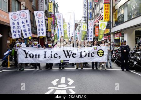 Des milliers de citoyens taïwanais et de groupes autochtones de l'île Orchid sont descendus dans les rues de Taipei le samedi 11 mars 2017 pour protester contre un rassemblement contre l'énergie nucléaire demandant la fermeture de centrales nucléaires et l'élimination des déchets radioactifs stockés sur le Orchid Island. Le ministère des Affaires économiques a annoncé dans un communiqué de presse ce samedi 11 mars un plan de deux ans et quatre ans pour stimuler l'énergie photovoltaïque et éolienne et la planification être nucléaire libre d'ici 2025. (Photo de Jose Lopes Amaral/NurPhoto) *** Veuillez utiliser le crédit du champ de crédit *** Banque D'Images