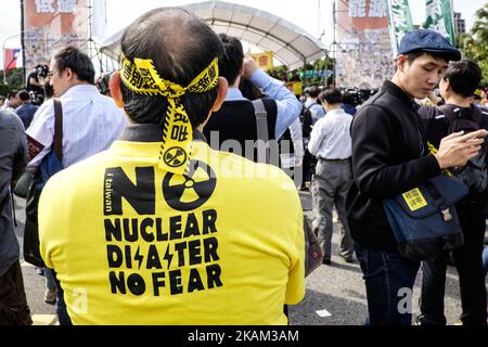 Des milliers de citoyens taïwanais et de groupes autochtones de l'île Orchid sont descendus dans les rues de Taipei le samedi 11 mars 2017 pour protester contre un rassemblement contre l'énergie nucléaire demandant la fermeture de centrales nucléaires et l'élimination des déchets radioactifs stockés sur le Orchid Island. Le ministère des Affaires économiques a annoncé dans un communiqué de presse ce samedi 11 mars un plan de deux ans et quatre ans pour stimuler l'énergie photovoltaïque et éolienne et la planification être nucléaire libre d'ici 2025. (Photo de Jose Lopes Amaral/NurPhoto) *** Veuillez utiliser le crédit du champ de crédit *** Banque D'Images