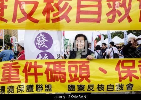 Des milliers de citoyens taïwanais et de groupes autochtones de l'île Orchid sont descendus dans les rues de Taipei le samedi 11 mars 2017 pour protester contre un rassemblement contre l'énergie nucléaire demandant la fermeture de centrales nucléaires et l'élimination des déchets radioactifs stockés sur le Orchid Island. Le ministère des Affaires économiques a annoncé dans un communiqué de presse ce samedi 11 mars un plan de deux ans et quatre ans pour stimuler l'énergie photovoltaïque et éolienne et la planification être nucléaire libre d'ici 2025. (Photo de Jose Lopes Amaral/NurPhoto) *** Veuillez utiliser le crédit du champ de crédit *** Banque D'Images