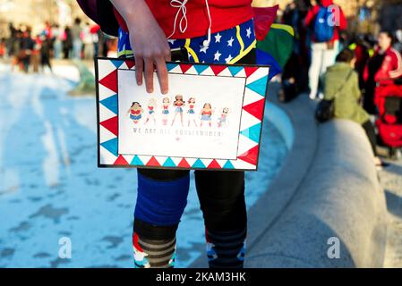 Aden Melara, de Sellersville, PA, est accompagnée de sa mère pour protester lors de la grève des femmes sur 8 mars 2017, à Philadelphie, PA. Pour la Journée internationale de la femme, des manifestations similaires sont organisées dans 30 villes du monde entier. (Photo de Bastiaan Slabbers/NurPhoto) *** Veuillez utiliser le crédit du champ de crédit *** Banque D'Images